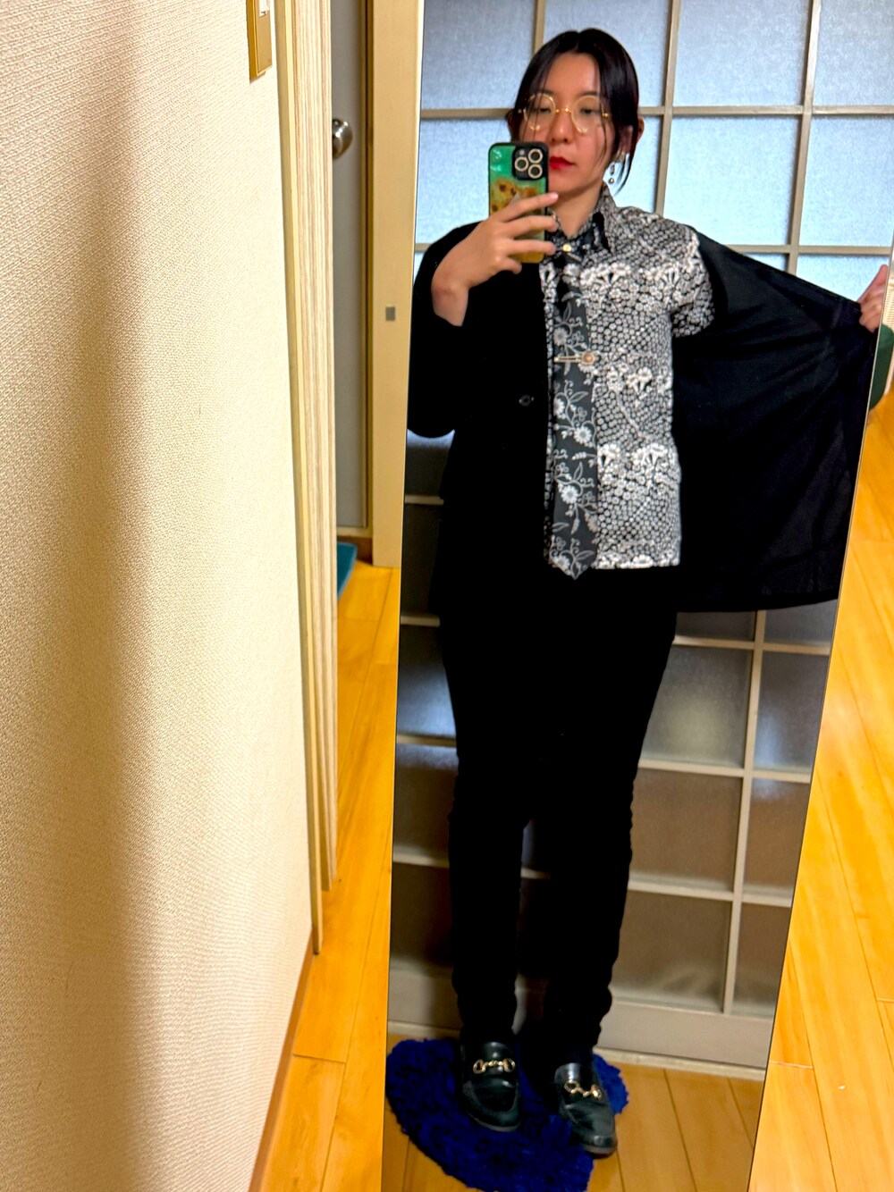 ブラック系のシャツ/ブラウスを着用したレディースの夏コーディネートの1枚目の写真