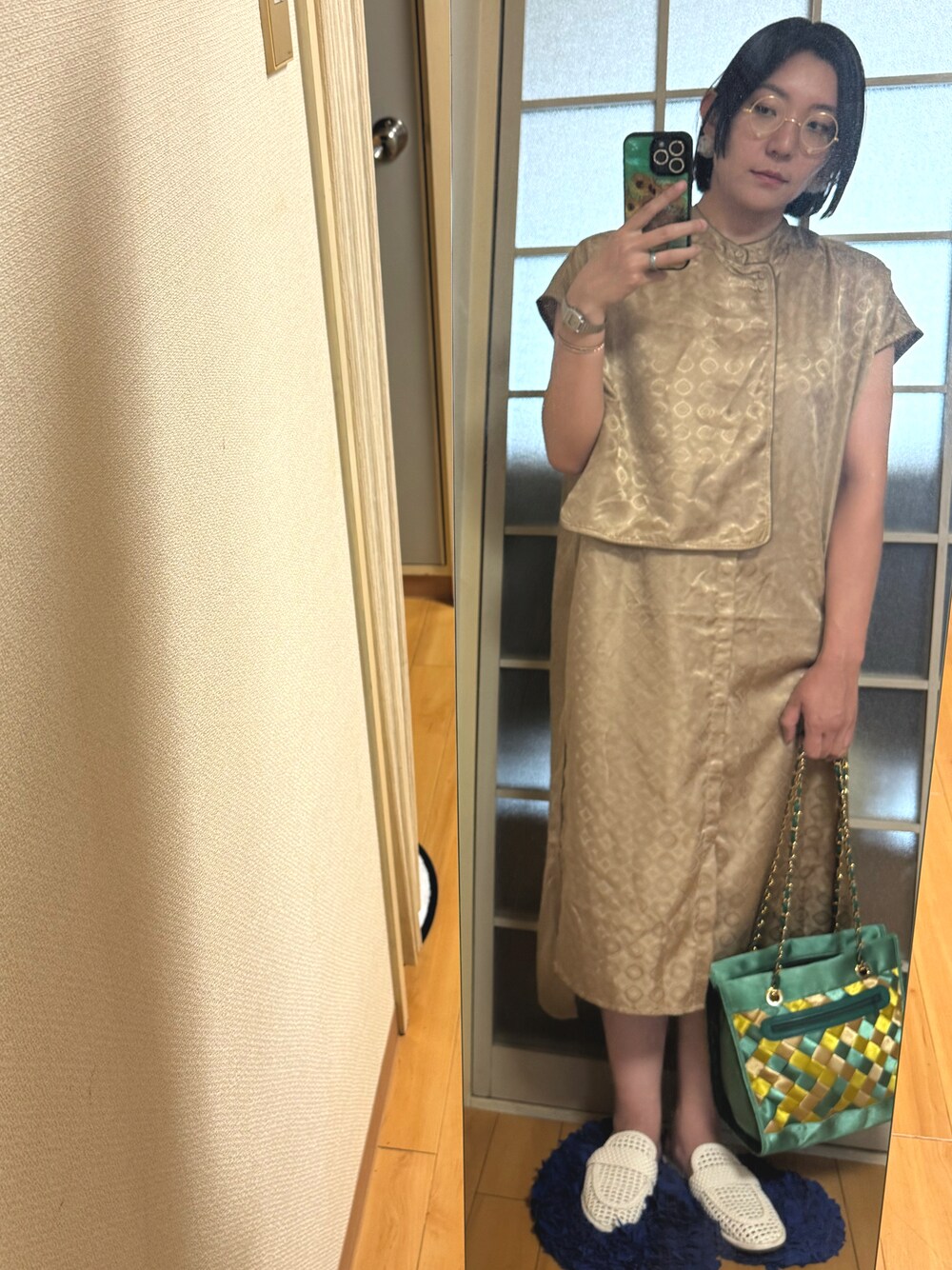 ホワイト系のサンダル、ゴールド系のワンピース/ドレス、グリーン系のバッグを着用したレディースの秋コーディネートの1枚目の写真