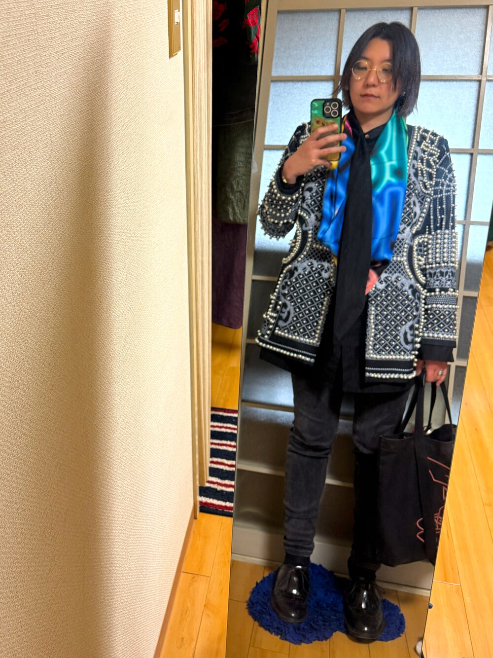 ブラック系のジャケット/アウター、ブラック系のバンダナ/スカーフを着用したレディースの夏コーディネートの1枚目の写真