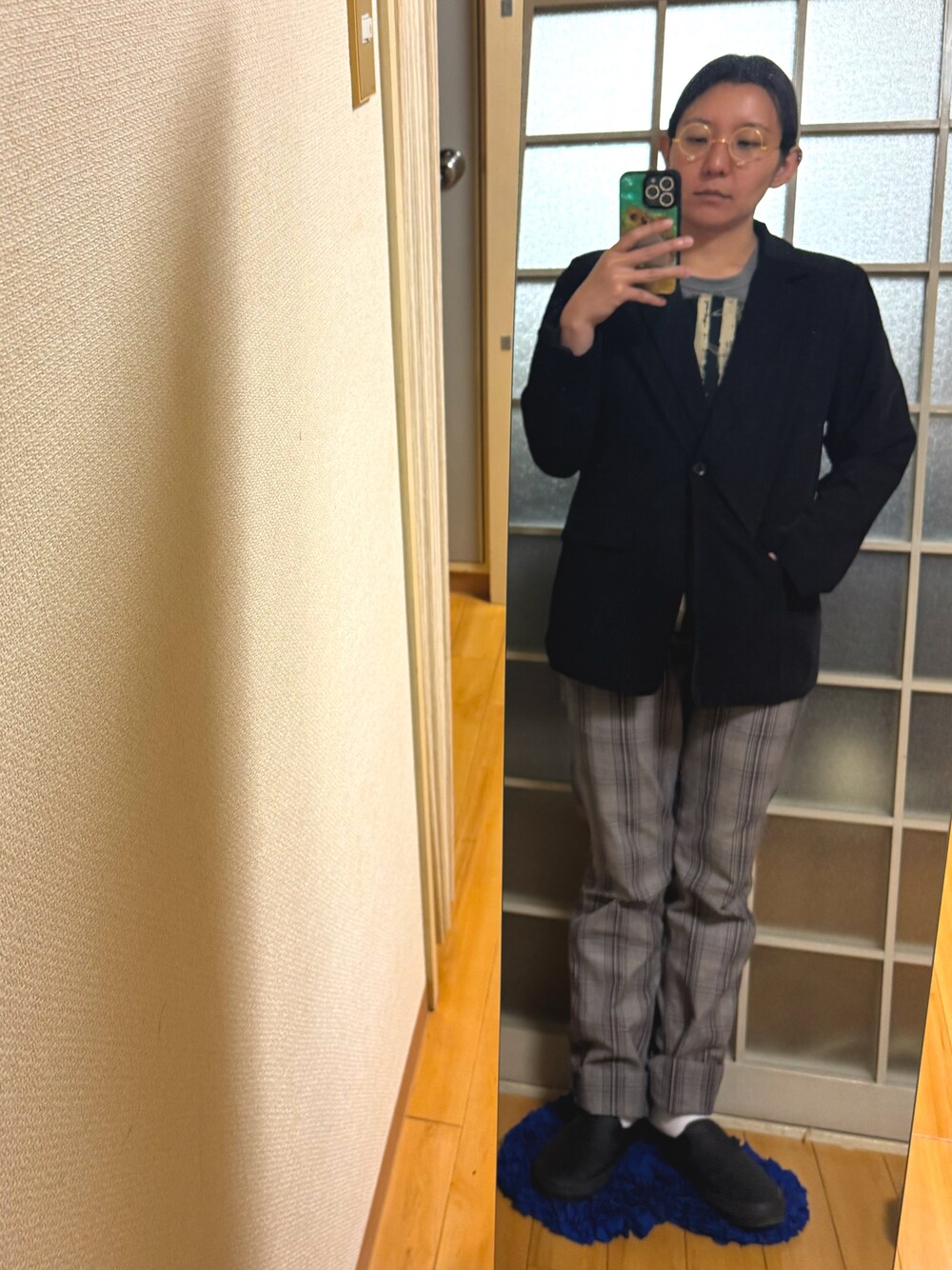 グレー系のTシャツ/カットソーを着用したレディースの夏コーディネートの1枚目の写真