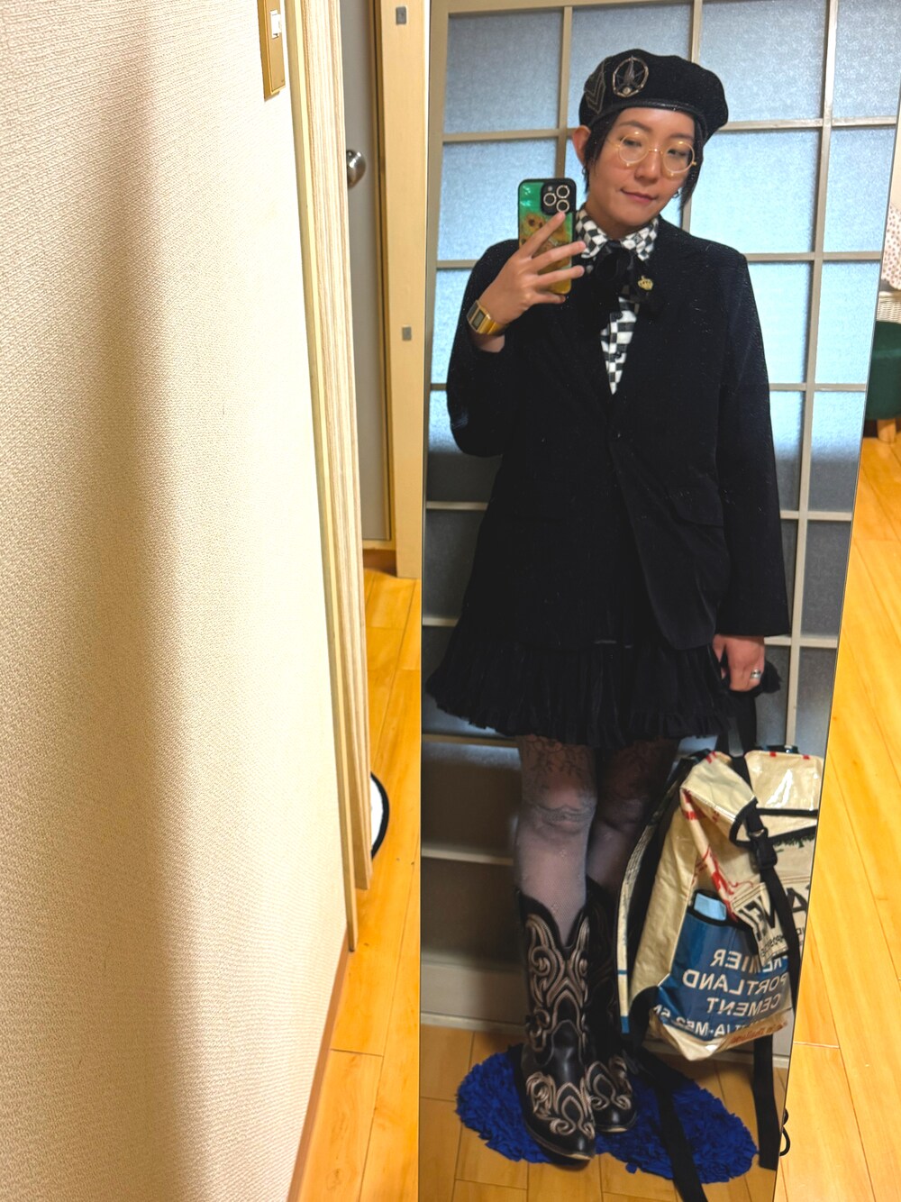 ブラック系のブーツ、ブラック系のハンチング/ベレー帽を着用したレディースの秋コーディネートの1枚目の写真