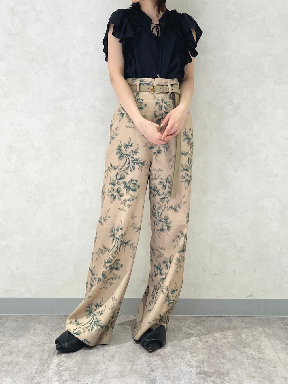 ラッフルノースリーブトップス LILY BROWN（リリーブラウン）の「ラッフルノースリーブトップス