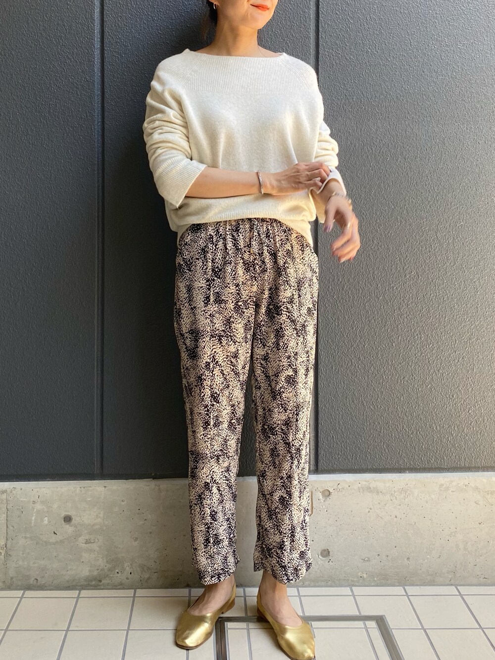 「今日のコーデ、カジュアル、オトナ女子、大人コーデ、ootd、高身長女子、高身長コーデ、高身長、パンツスタイル、だから秋服が好き、ニット、ホワイトコーデ、冬コーデ、オトナカジュアル、柄パンツ」｜「SHENERYのランダムドットプリントパンツ（その他パンツ、ブラック系）」を使った、satomiさん（レディース・170cm）の秋コーディネートの1枚目の写真
