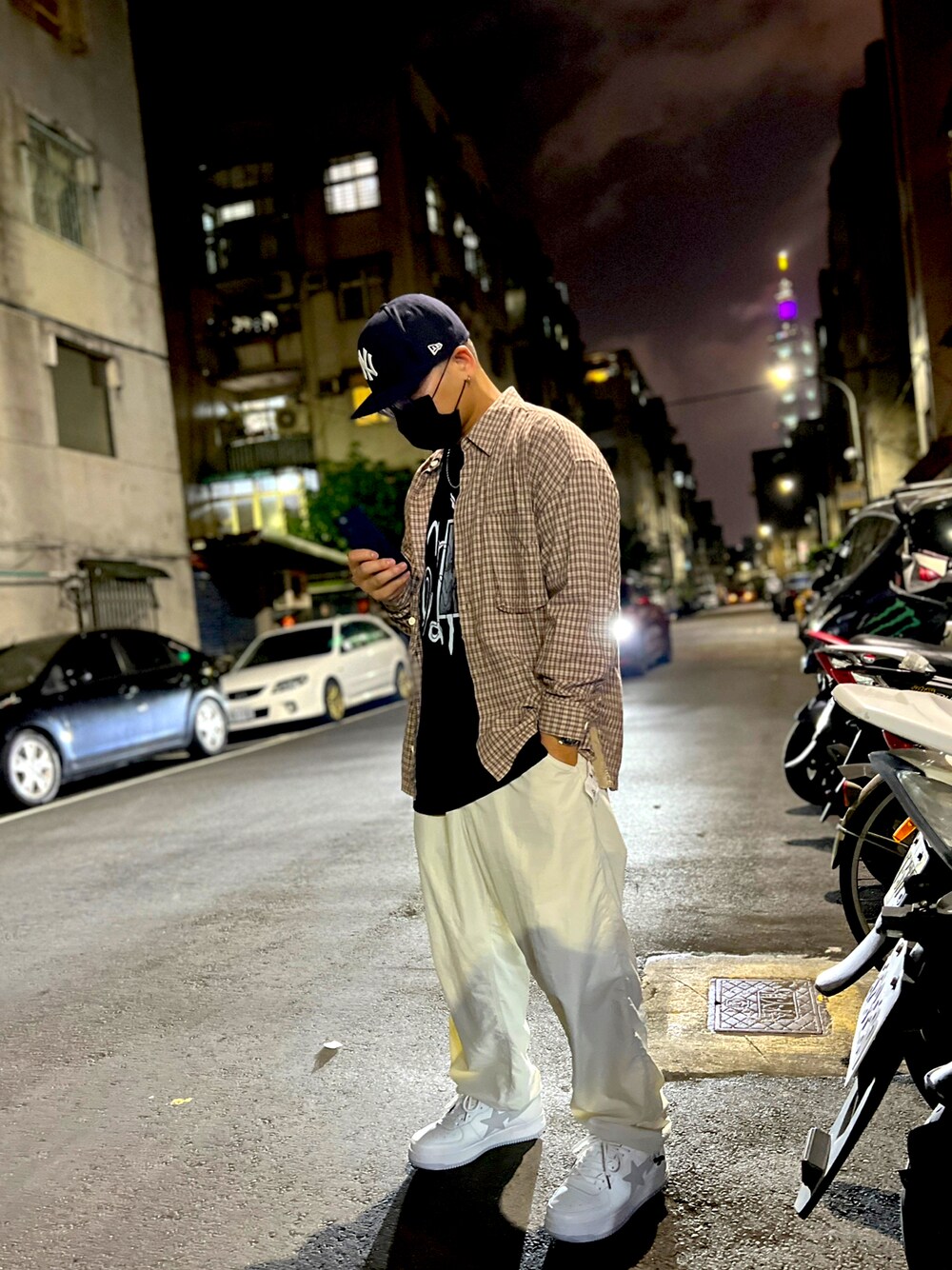 ブラウン系のシャツ/ブラウス、ブラック系のTシャツ/カットソー、ホワイト系のパンツを着用したメンズの秋コーディネートの1枚目の写真