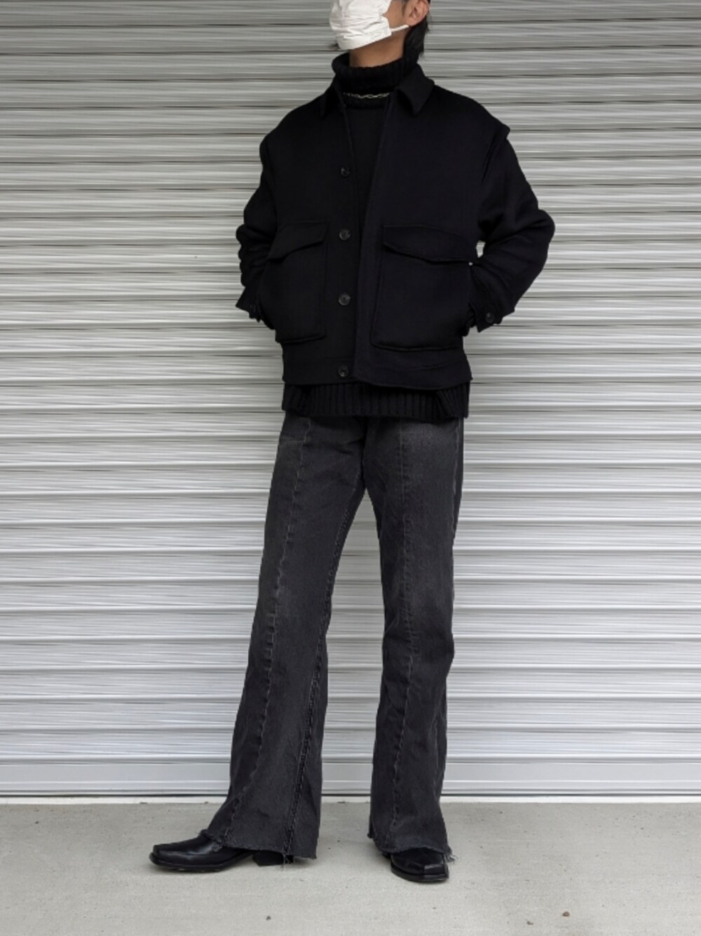 「ブーツカットパンツ、ブーツ、ブルゾン、タートルネック、大人カジュアル、休日スタイル、短丈ジャケット、ワントーンコーデ」｜「DIESELのメンズ カウレザー アンクル ブーツ（ブーツ、ブラック系）」を使った、ta2inoさん（メンズ・176cm）の冬コーディネートの1枚目の写真