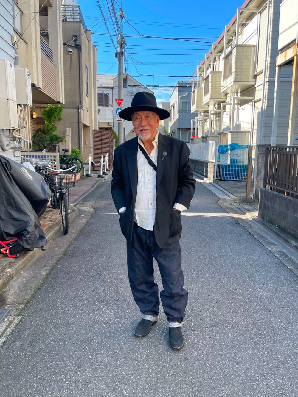 「Kaptain Sunshineのアイテム（デニムパンツ、ブルー系）」を使った、近藤　昌さん（メンズ・172cm）の秋コーディネートの1枚目の写真
