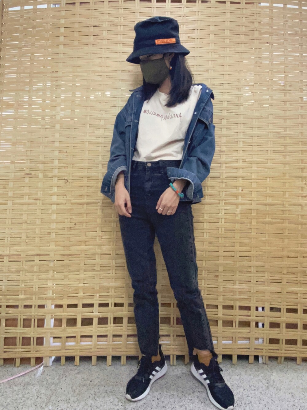 「ootd、夏、街頭穿搭、球鞋、日系極簡、oversize、牛仔褲」｜「STUDIO SEVENのアイテム（キャップ、ブラック系）」を使った、Silvia 🇹🇼さん（レディース・153cm）の秋コーディネートの1枚目の写真