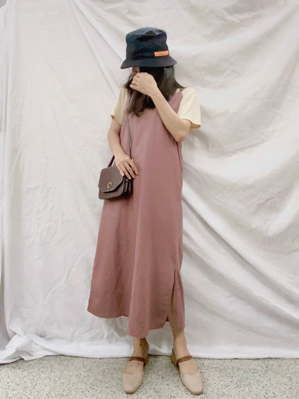 「秋のコーデ、洋裝、onepiece」｜「earth music&ecologyのリネンレーヨンキャミワンピース　＊（ワンピース、ピンク系）」を使った、Silvia 🇹🇼さん（レディース・153cm）の秋コーディネートの1枚目の写真