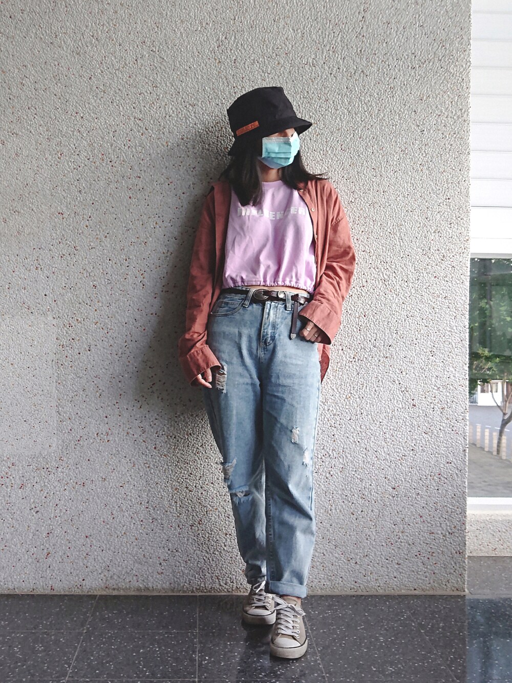 「street、streetstyle、simple、summer、休閒、oversize、ジーンズ、オーバーサイズ、ハット」｜「STUDIO SEVENのアイテム（帽子、ブラック系）」を使った、Silvia 🇹🇼さん（レディース・153cm）の夏コーディネートの1枚目の写真