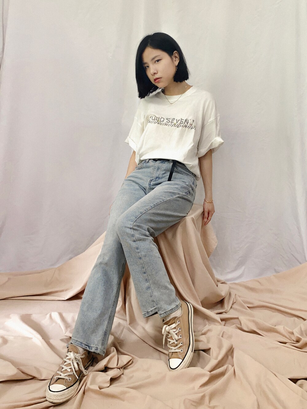 「ootd、夏、街頭穿搭、休閒、復古、日系極簡、oversize、牛仔褲、converse、STUDIO SEVEN、デニム、vintage」｜「STUDIO SEVENのBotanical Caution Logo SS Tee（Tシャツ/カットソー、ホワイト系）」を使った、Silvia 🇹🇼さん（レディース・153cm）の夏コーディネートの1枚目の写真