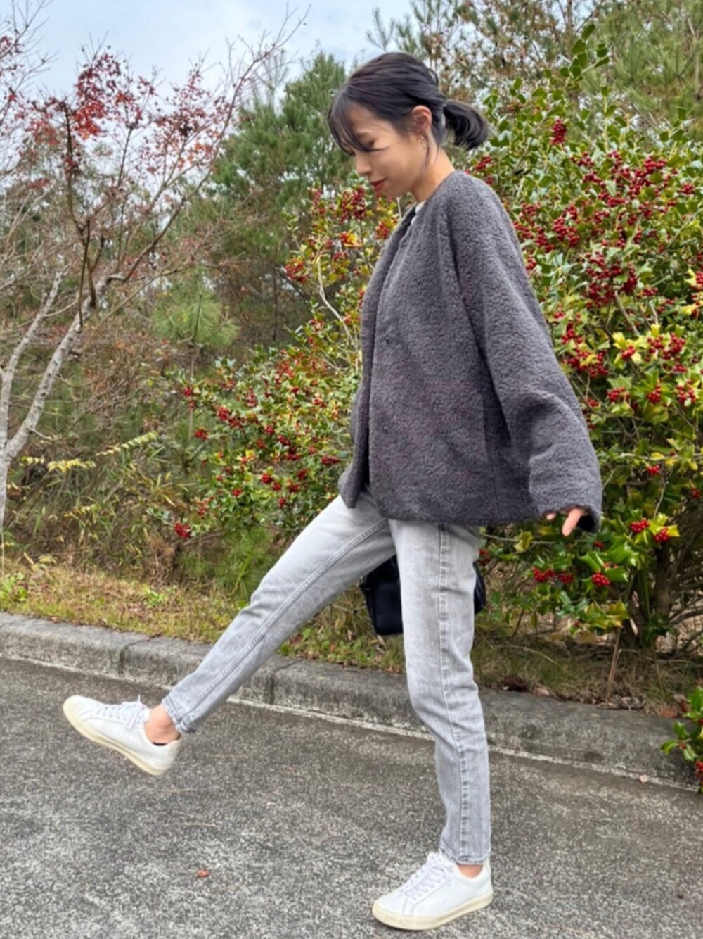 「冬コーデ、パンツスタイル、ママコーデ、シンプル、アウター、ボアジャケット、ボア、デニム、スニーカー」｜「AZUL ENCANTOのボアブルゾン（ブルゾン、ブラック系）」を使った、yurieさん（レディース・156cm）の秋コーディネートの1枚目の写真