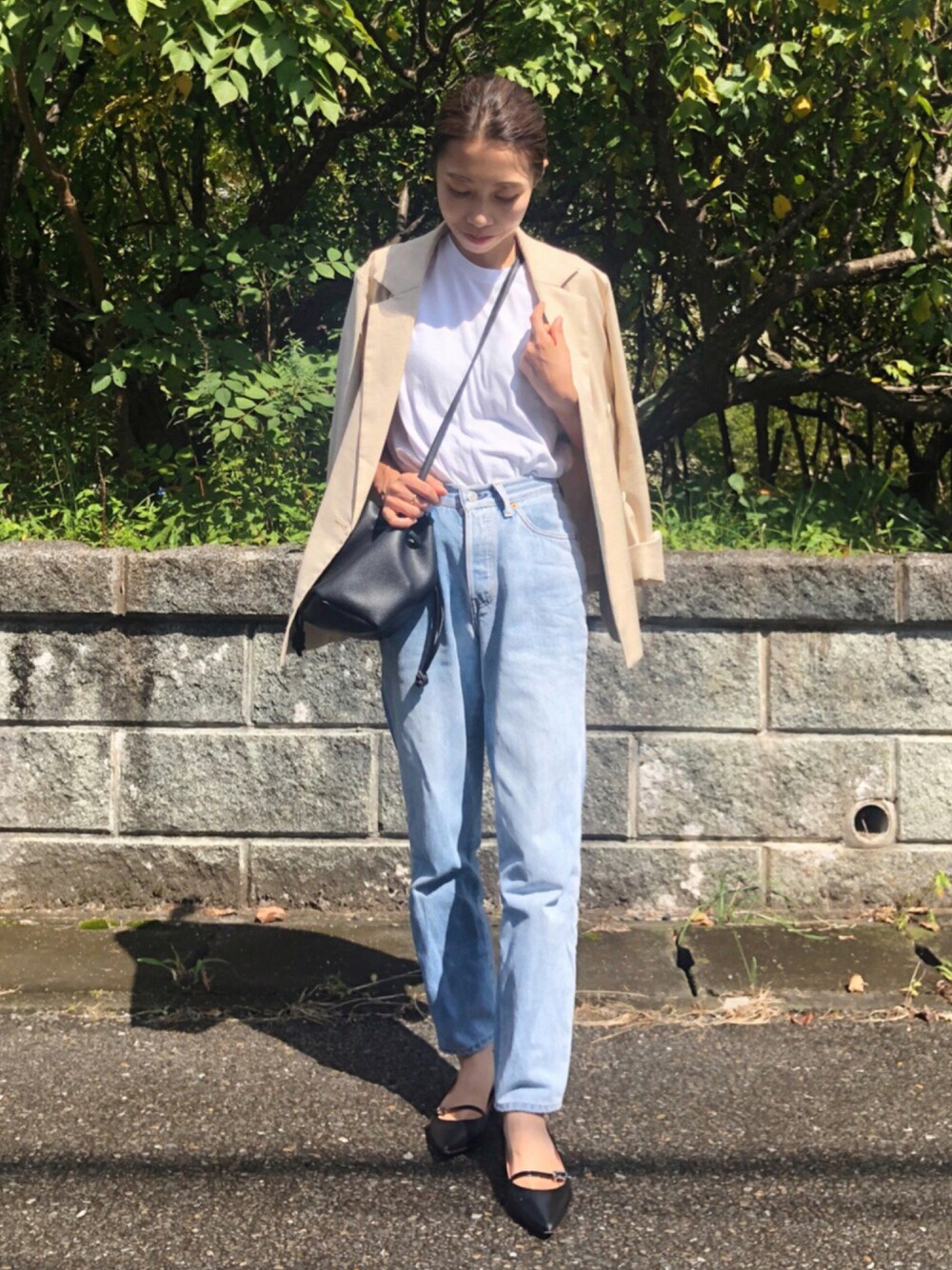 「秋服準備はじめました、シンプルコーデ、プチプラ、古着MIX、テーラードジャケット、白Tシャツ、デニム、フラットシューズ、GRL」｜「DOLCEのアイテム（ジャケット/アウター、ベージュ系）」を使った、yurieさん（レディース・156cm）の秋コーディネートの1枚目の写真