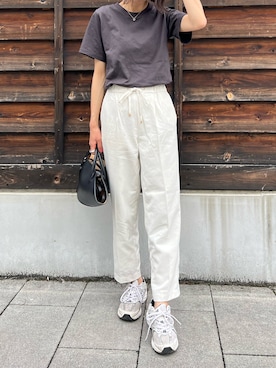 「andme（アンドミー）の【13色展開】きれいめツイル美脚ドローストリングテーパードパンツ（スラックス）」を使った、yurieさん（レディース・156cm）の春コーディネート