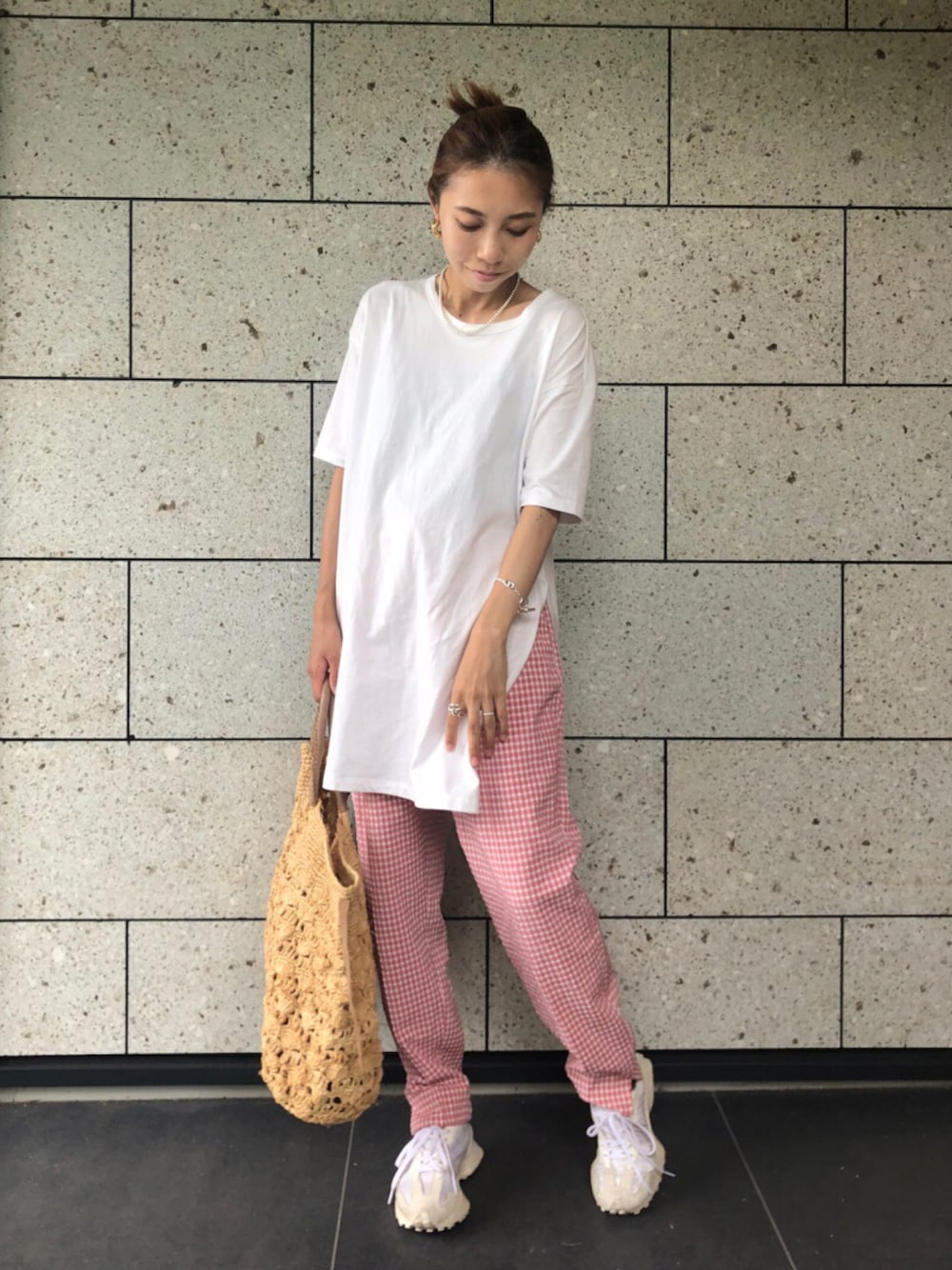 「夏コーデ、ママファッション、低身長コーデ、カジュアル、ロングTシャツ、ピンク、ギンガムチェック、白スニーカー」｜「GRLのサイドスリットロングTシャツ（Tシャツ/カットソー、ホワイト系）」を使った、yurieさん（レディース・156cm）の夏コーディネートの1枚目の写真