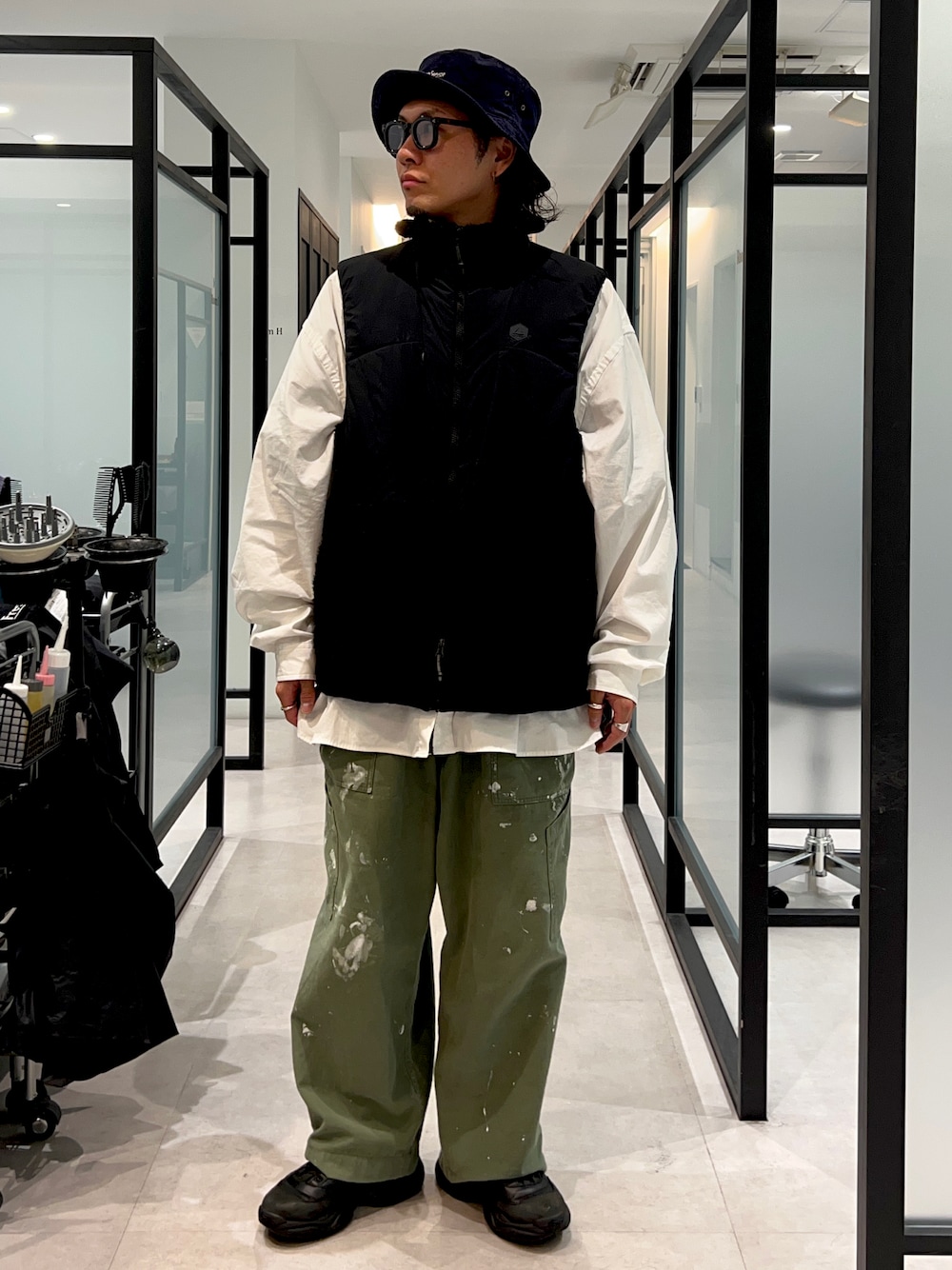 「ビッグシルエット、シンプル、ワイドパンツ、めがね、おしゃれさんと繋がりたい、バケットハット、仙台、美容師」｜「markaの【MARKA / マーカ】 BAKER PANTS PAINTED M23A-08 PT11C（カーゴパンツ、グリーン系）」を使った、NISIさん（メンズ・173cm）の秋コーディネートの1枚目の写真