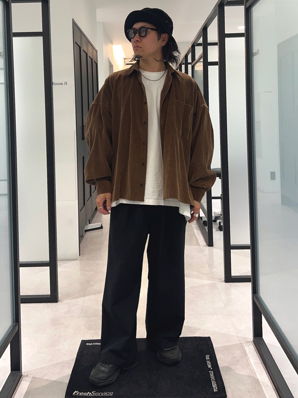 「オーバーサイズ、古着、冬コーデ、コーデュロイ、ビッグシルエット、仙台、めがね、サングラス、休日スタイル」｜「CONVERSE ADDICTのアイテム（チノパンツ、ブラック系）」を使った、NISIさん（メンズ・173cm）の秋コーディネートの1枚目の写真