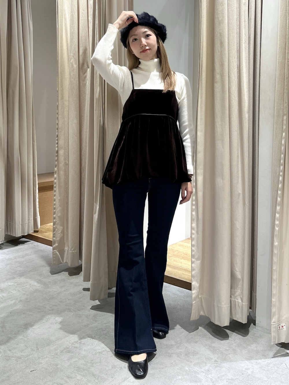 ブルー系のデニムパンツ、ブラウン系のシャツ/ブラウス、ホワイト系のニット/セーターを着用したレディースの秋コーディネートの1枚目の写真