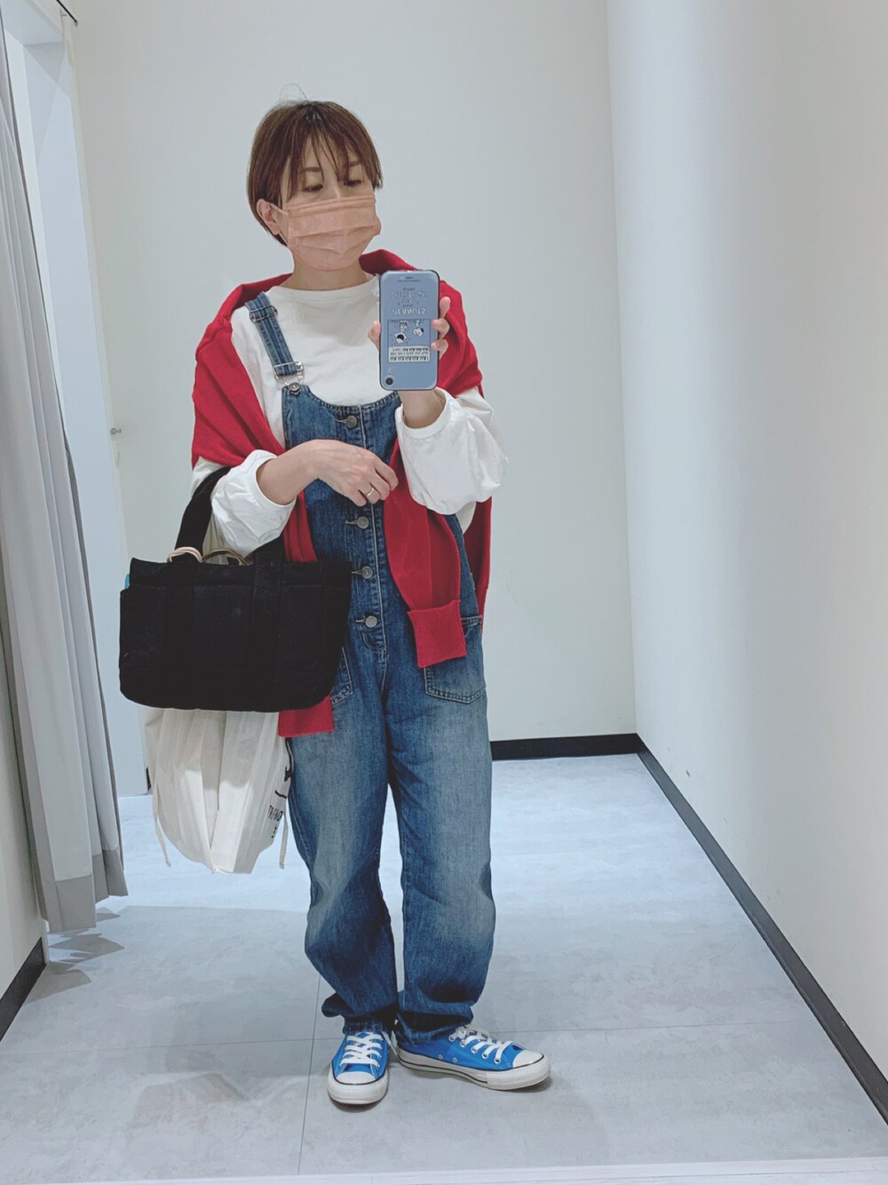 ブルー系のスニーカー、ブルー系のサロペット/オーバーオール、ホワイト系のTシャツ/カットソーを着用したレディースの春コーディネートの1枚目の写真