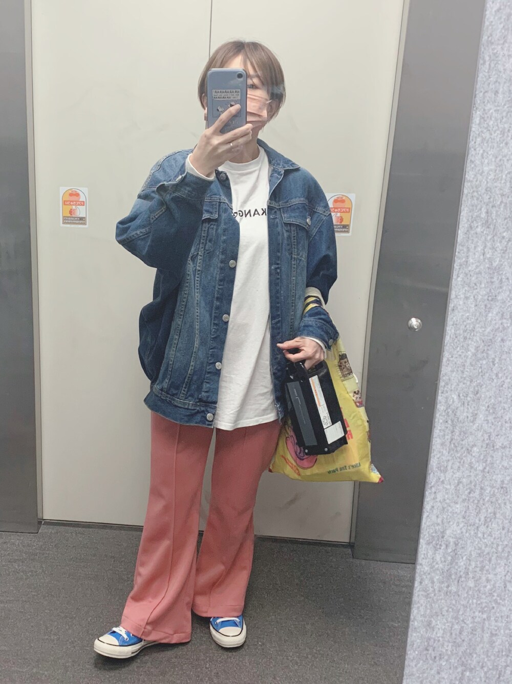ブルー系のデニムジャケット、ホワイト系のTシャツ/カットソー、ピンク系のパンツを着用したレディースの春コーディネートの1枚目の写真