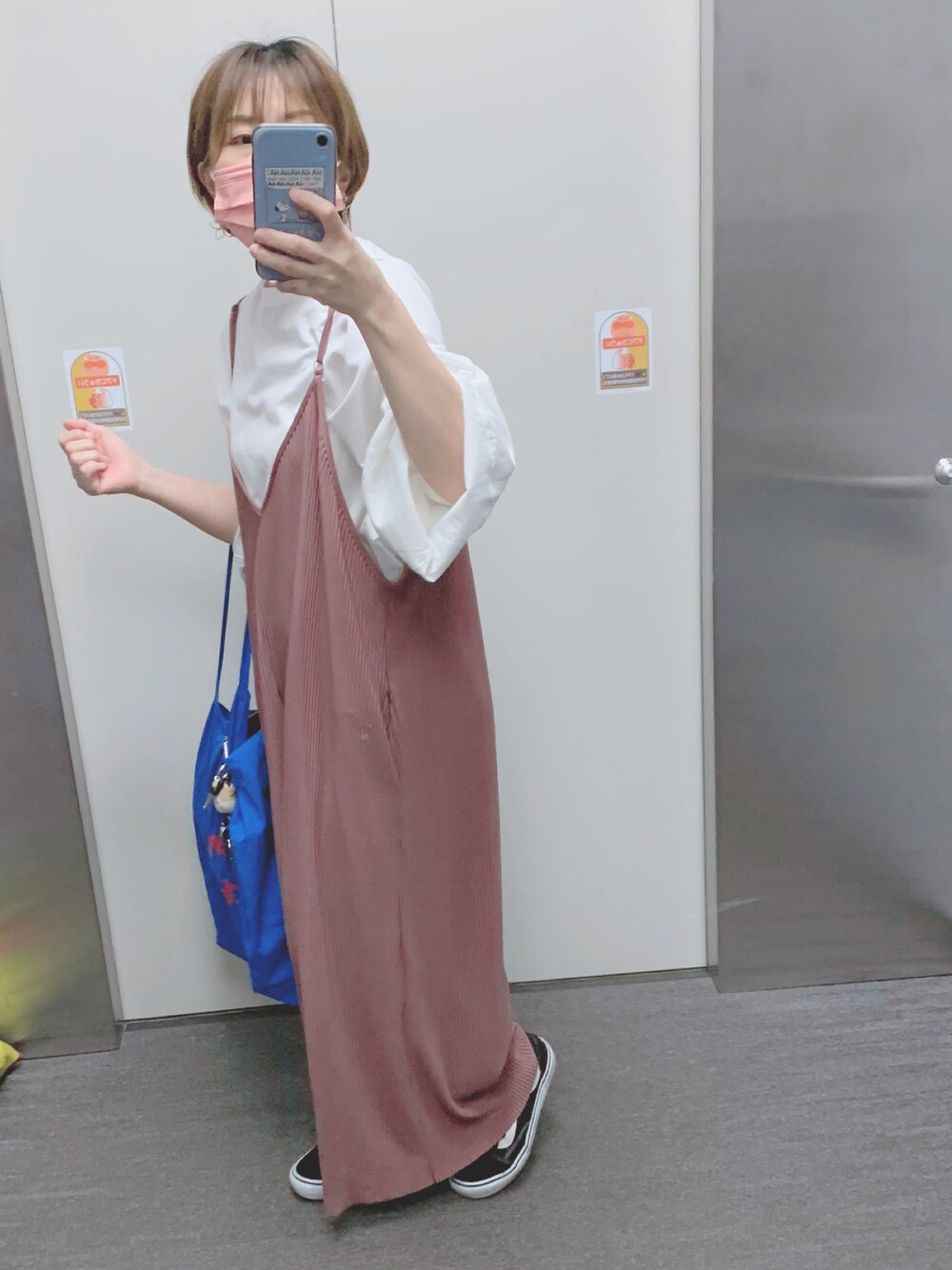 「ラクチンコーデ、プチプラコーデ、ゆるコーデ、低身長女子、サロペット、プリーツ、スニーカー、ボリューム袖、ショートヘア、大人カジュアル、VANS、カジュアルコーデ」｜「La-gemmeのカットオフプリーツサロペット（サロペット/オーバーオール、ピンク系）」を使った、るみっぺさん（レディース・150cm）の春コーディネートの1枚目の写真