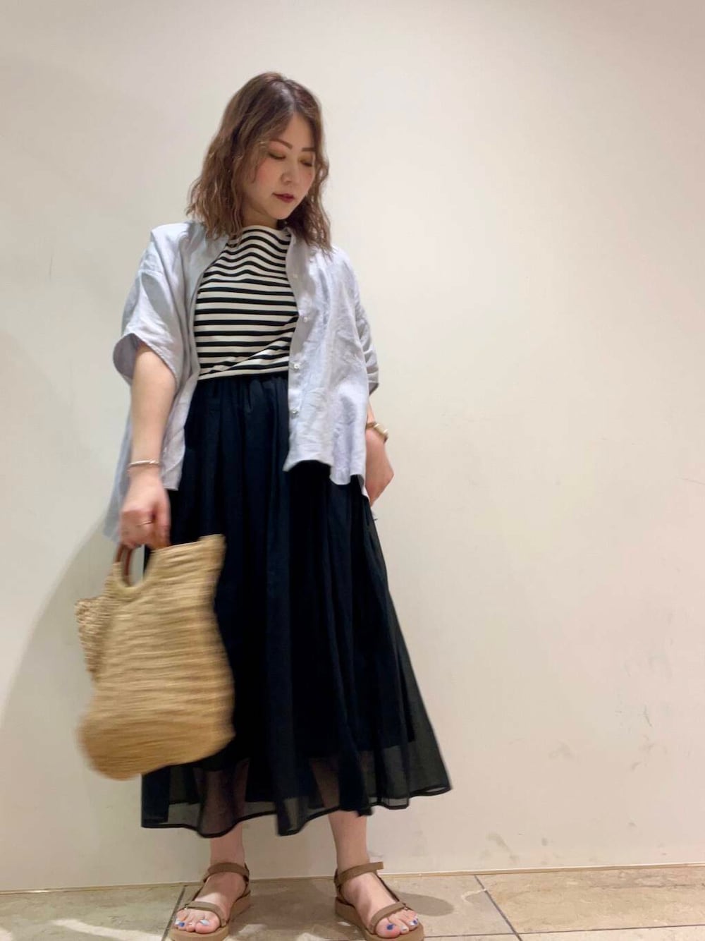「大人カジュアル、urbanresearchdoors、ママコーデ、RODESKO、かぐれ、doors、URTECH、30代、お出掛けコーデ、旬、高身長、旅行コーデ、パルコヤ上野、164センチ、30代コーディネート」｜「RODE SKOのウッドハンドルペーパーバッグ（トートバッグ、ベージュ系）」を使った、asamiさん（レディース・164cm）の夏コーディネートの1枚目の写真