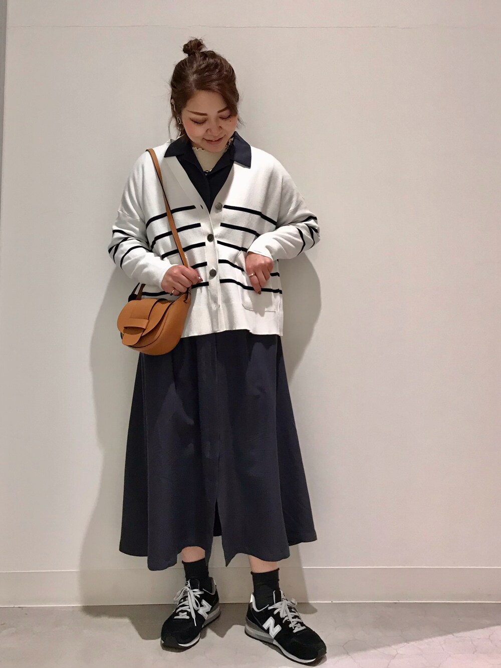「アーバンリサーチストアー、urstore、URBAN RESEARCH、KBF、大人カジュアル、カーディガン、ボーダー、シャツワンピース、ショルダーバッグ、大人女子、30代コーデ、カジュアル」｜「URBAN RESEARCHのアイテム（カーディガン/ボレロ、ホワイト系）」を使った、asamiさん（レディース・164cm）の冬コーディネートの1枚目の写真