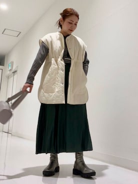 「アイテム（ダウンベスト）」を使った、asamiさん（レディース・164cm）の秋コーディネート