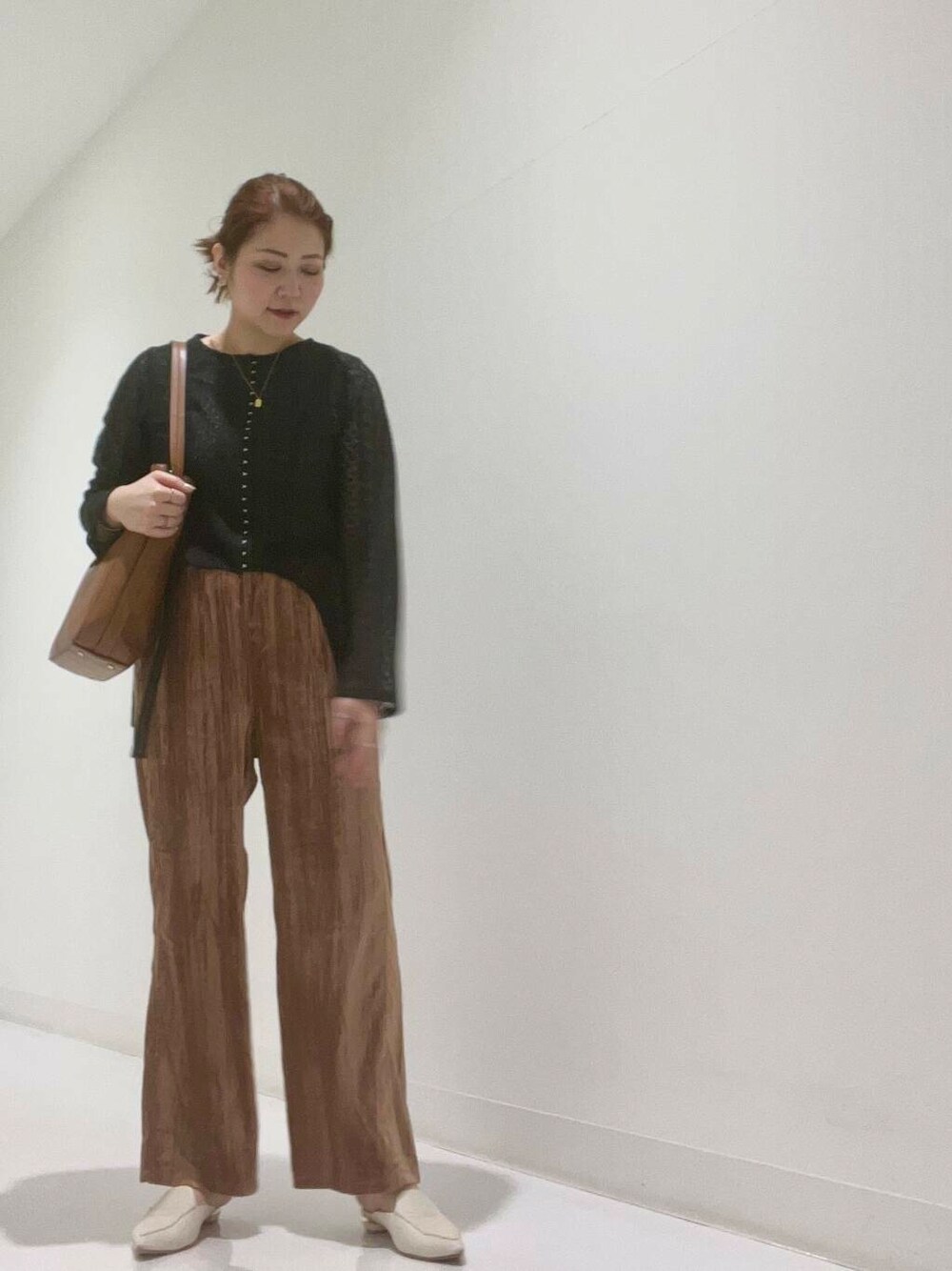 ブラウン系のトートバッグ、ピンク系のその他パンツ、グレー系のタンクトップを着用したレディースの秋コーディネートの1枚目の写真