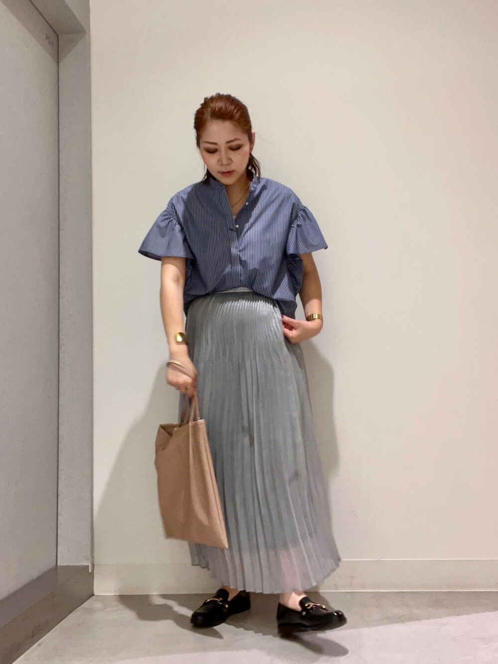「アーバンリサーチストアー、urstore、URBANRESEARCHStore、SonnyLabel、Sonny　Label、KBF、RODESKO、RODE SKO、ブラウス、プリーツスカート、レインシューズ、ショルダーバッグ、夏コーデ、30代コーデ、おしゃれさんと繋がりたい」｜「KBFのアイテム（スカート、グレー系）」を使った、asamiさん（レディース・164cm）の夏コーディネートの1枚目の写真