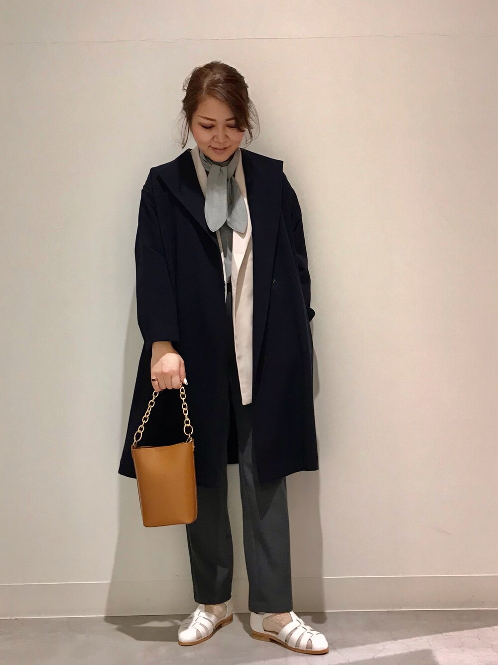 「アーバンリサーチストアー、urstore、DOORS、URBAN RESEARCH DOORS、Sonny　Label、SonnyLabel、SENSE OF PLACE by URBAN RESEAR、SENSEOFPLACE、RODE SKO、RODESKO、春服、スプリングコート、ジレ、ボウタイブラウス、パンツスタイル」｜「URBAN RESEARCH DOORSのアイテム（サンダル、ホワイト系）」を使った、asamiさん（レディース・164cm）の冬コーディネートの1枚目の写真
