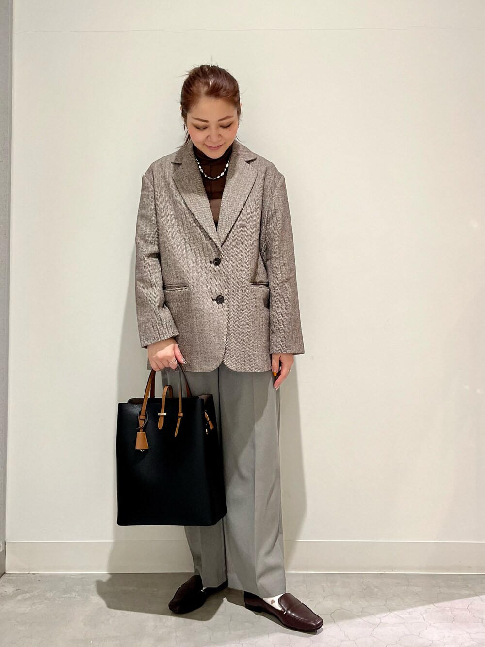 「アーバンリサーチストアー、urstore、KBF、SENSEOFPLACE、SENSE OF PLACE by URBAN RESEAR、DOORS、URBAN RESEARCH DOORS、RODE SKO、RODESKO、ジャケット、パンツスタイル、トートバッグ、ローファー、30代コーデ、マニッシュ」｜「KBFのアイテム（テーラードジャケット、ブラウン系）」を使った、asamiさん（レディース・164cm）の秋コーディネートの1枚目の写真
