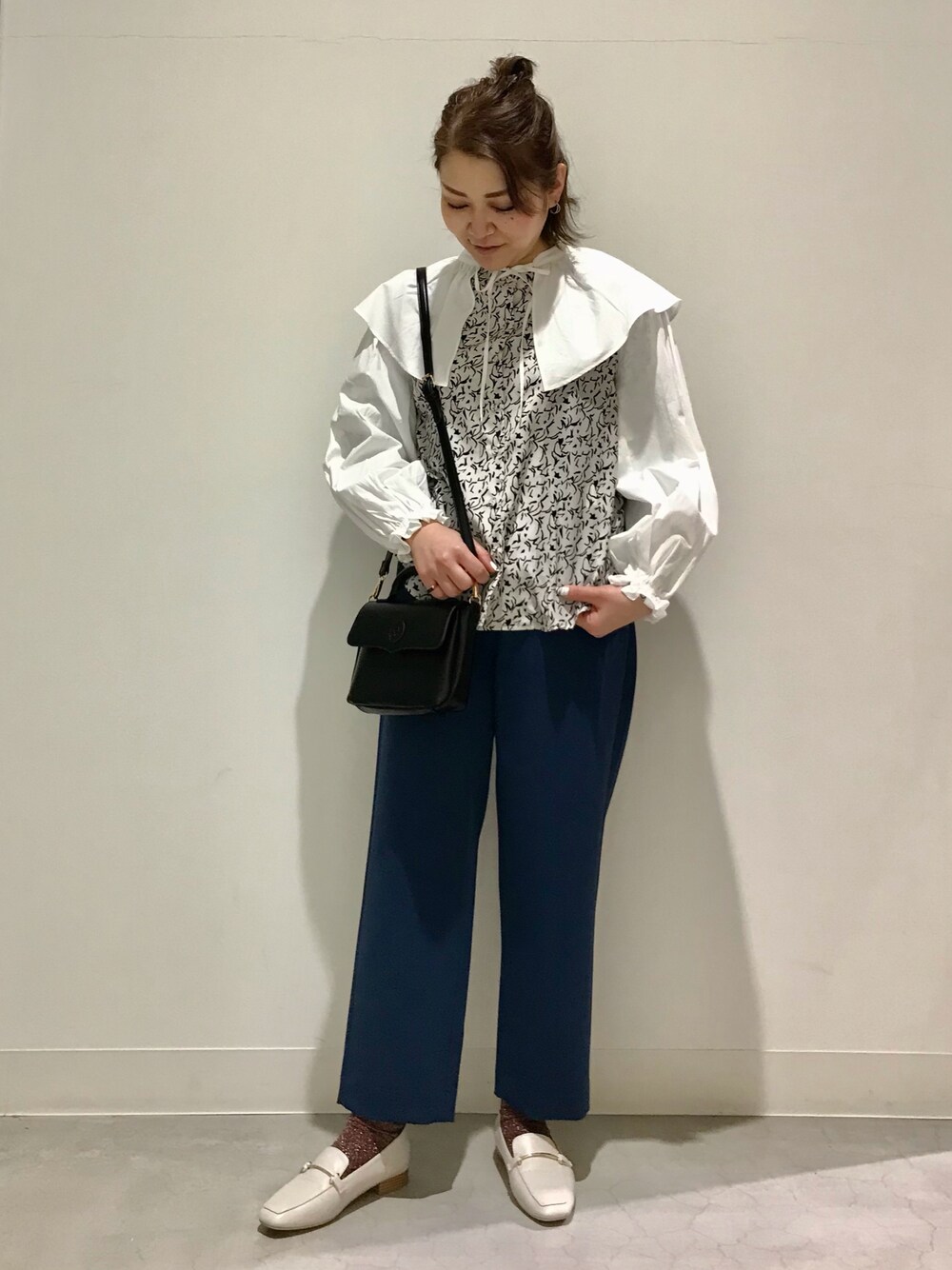 「アーバンリサーチストアー、urstore、KBF、ROSSO、URBANRESEARCHROSSO、FORK&SPOON、SENSE OF PLACE by URBAN RESEAR、SENSEOFPLACE、付け襟、ブラウス、プリントブラウス、パンツスタイル、ショルダーバッグ、ローファー、ビットローファー」｜「SENSE OF PLACE by URBAN RESEARCHのアイテム（ローファー、ホワイト系）」を使った、asamiさん（レディース・164cm）の冬コーディネートの1枚目の写真