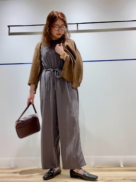 「アイテム（オールインワン・サロペット、グレー系）」を使った、asamiさん（レディース・164cm）の秋コーディネート
