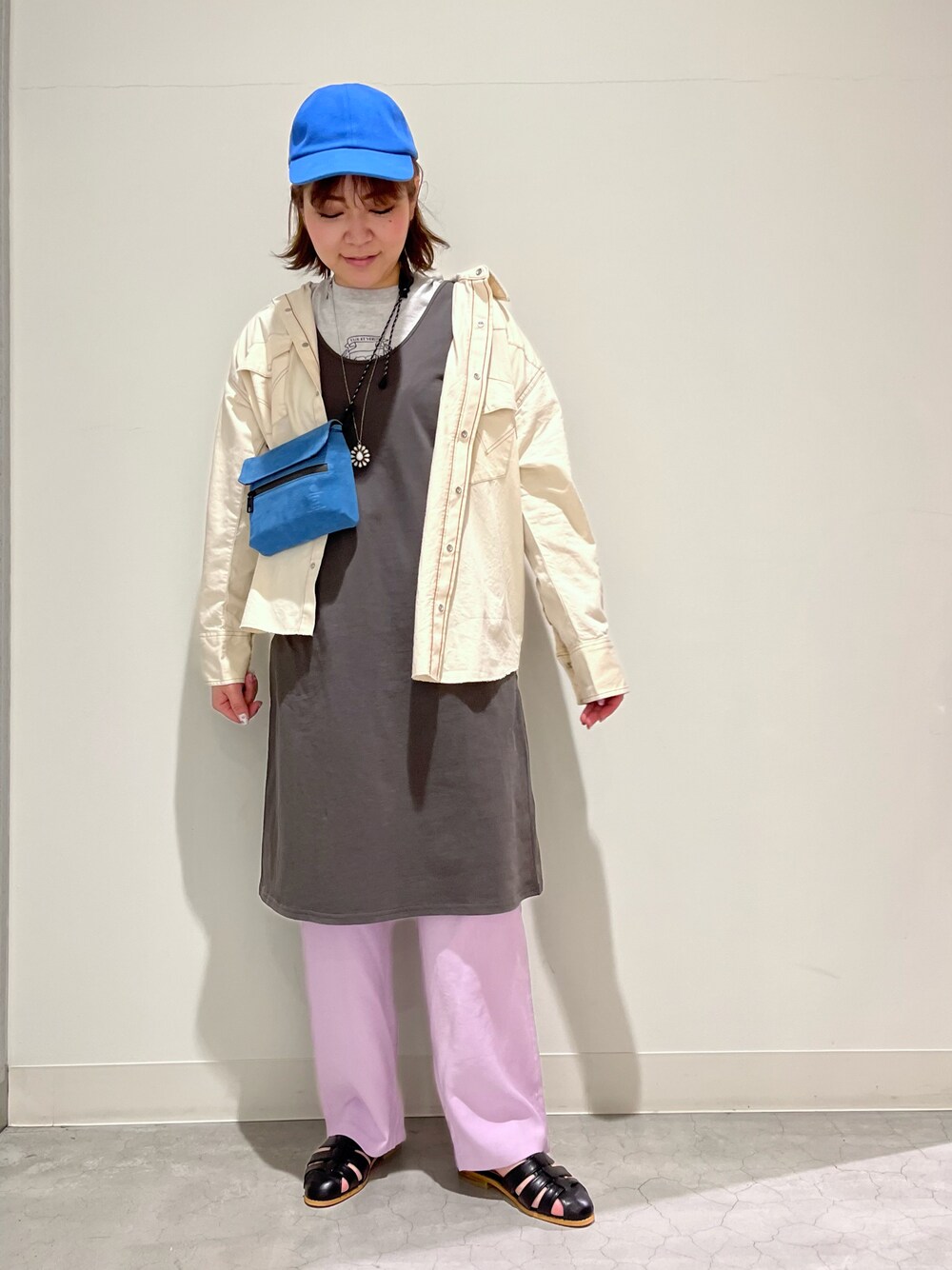 「アーバンリサーチストアー、urstore、URBAN RESEARCH、Wrangler、DOORS、URBAN RESEARCH DOORS、FORK&SPOON WOMEN、カラーパンツ、グルカサンダル、ショルダーバッグ、キャップ、タンクトップワンピース、30代コーデ、大人カジュアル」｜「URBAN RESEARCH DOORSのアイテム（サンダル、ブラック系）」を使った、asamiさん（レディース・164cm）の春コーディネートの1枚目の写真