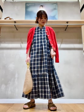 「URBAN RESEARCH（アーバンリサーチ）のUVカット加工Vネックカーディガン（カーディガン/ボレロ、レッド系）」を使った、asamiさん（レディース・164cm）の夏コーディネート