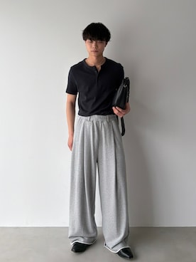 「COS（コス）のスリムフィット リブ編み ヘンリーTシャツ（Tシャツ/カットソー、ブラック系）」を使った、ひびさん（メンズ・168cm）の春コーディネート