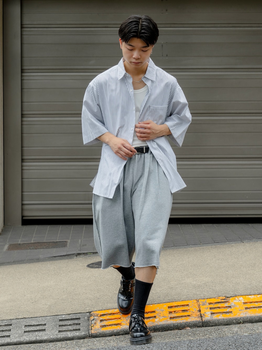 「夏ルックで気分アップ、白Tシャツ、半袖シャツ、ジョーツ、メンズファッション、シンプルスタイル、きれいめカジュアル」｜「SINSSのLoose fit stripe shirts / ルーズフィットストライプシャツ（半袖）（シャツ/ブラウス、ホワイト系）」を使った、hibi_0517さん（メンズ・168cm）の夏コーディネートの1枚目の写真