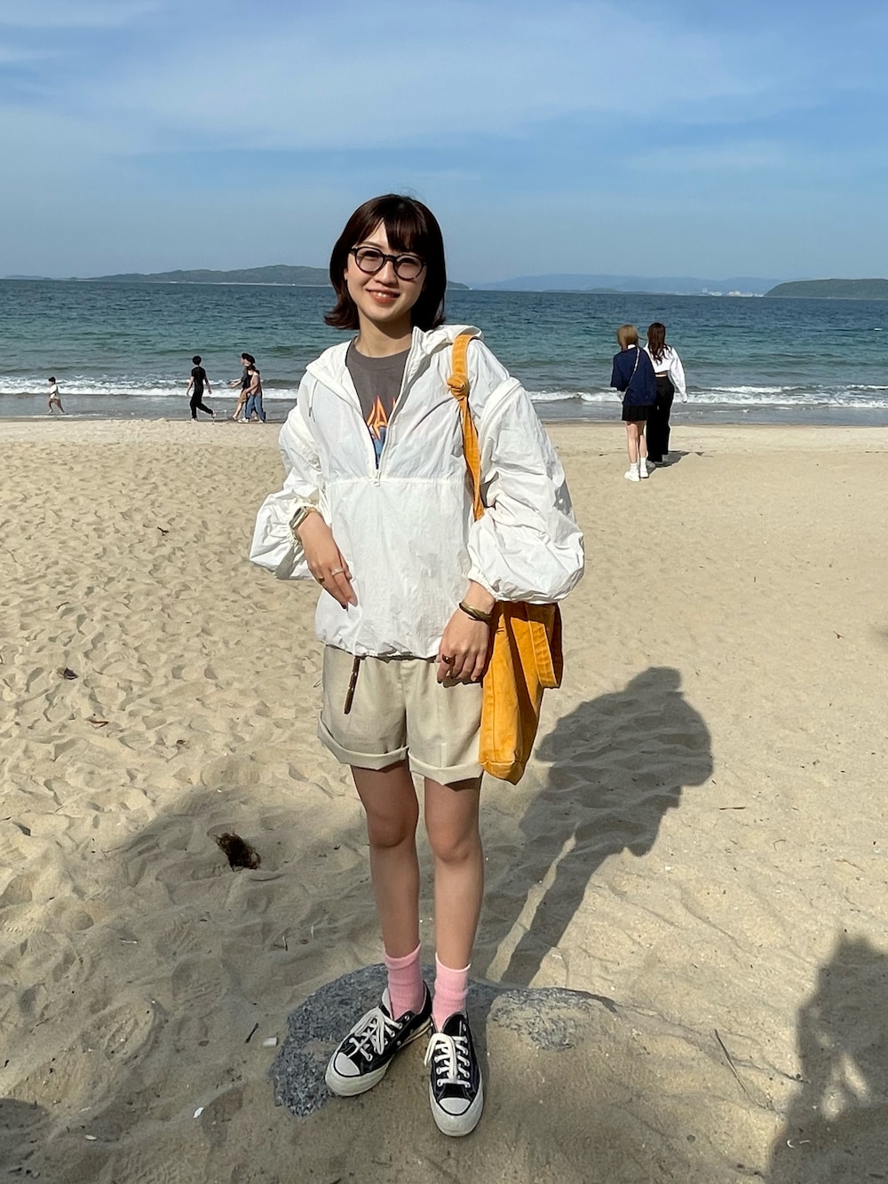 「休日コーデ、春服コーデ、初夏コーデ、おしゃれさんと繋がりたい、ハーフパンツ、アノラックパーカー、スニーカーコーデ、スニーカー女子、ドライブコーデ、白コーデ、コンバース、メガネ女子、カラーサングラス」｜「EU,US CONVERSEのアイテム（スニーカー、ブラック系）」を使った、Moeriさん（骨格ウェーブ・レディース・163cm）の春コーディネートの1枚目の写真