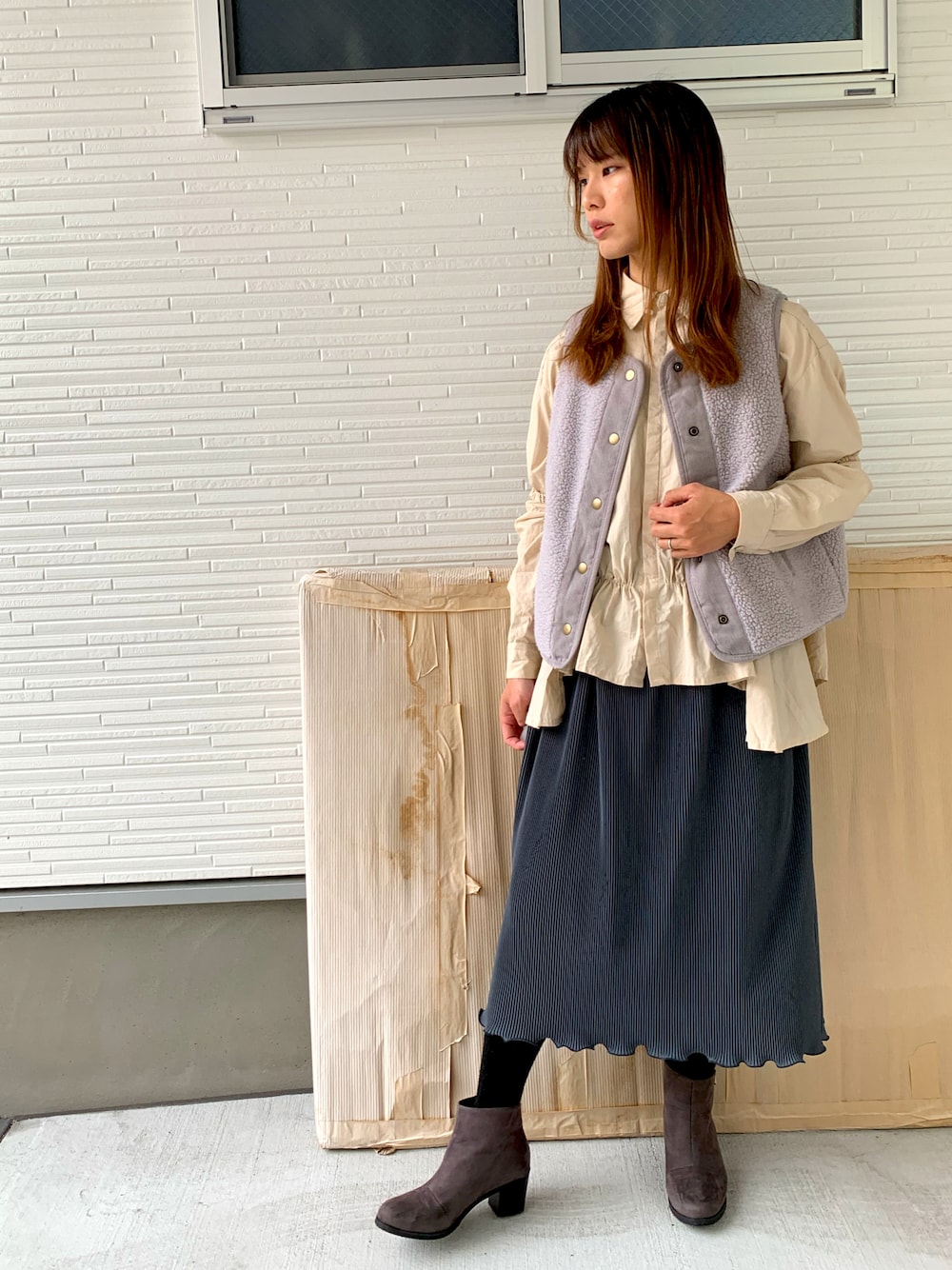 「冬コーデ、今日のコーデ、ショートブーツ」｜「musuboreのメロウプリーツスカート（スカート、ブルー系）」を使った、kyatomさん（メンズ・170cm）の秋コーディネートの1枚目の写真