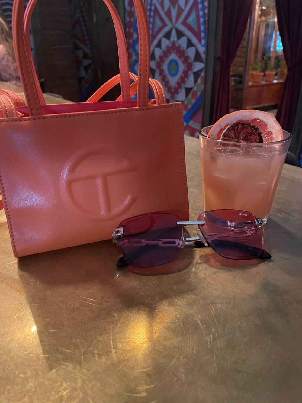 「TELFAR、orange、Accessories、accessoriescloseup、aesthetic、QUAY、saweetie」｜「Telfarのアイテム（ハンドバッグ、オレンジ系）」を使った、ddivine1さん（レディース・168cm）の秋コーディネートの1枚目の写真