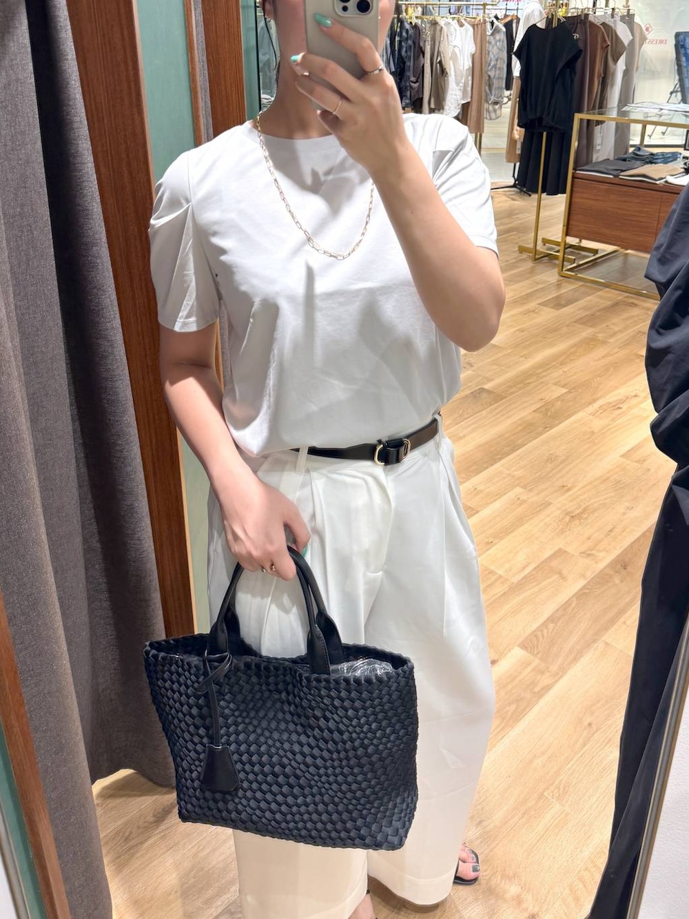 ブラック系のトートバッグ、グレー系のTシャツ/カットソー、ホワイト系のその他パンツを着用したレディースの夏コーディネートの1枚目の写真