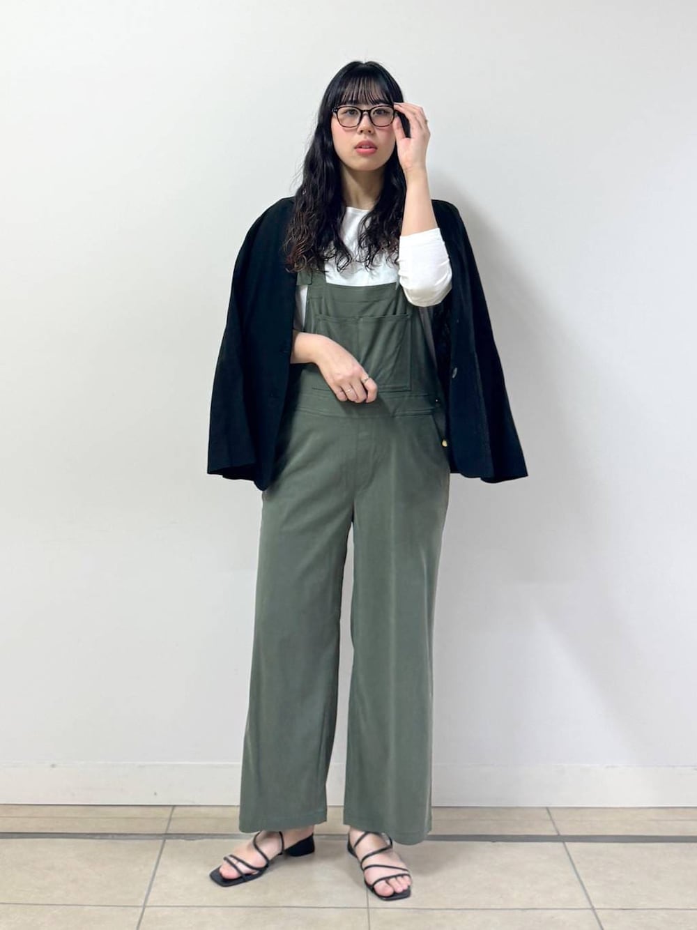 ホワイト系のTシャツ/カットソー、グリーン系のサロペット/オーバーオール、ブラック系のテーラードジャケットを着用したレディースの春コーディネートの1枚目の写真