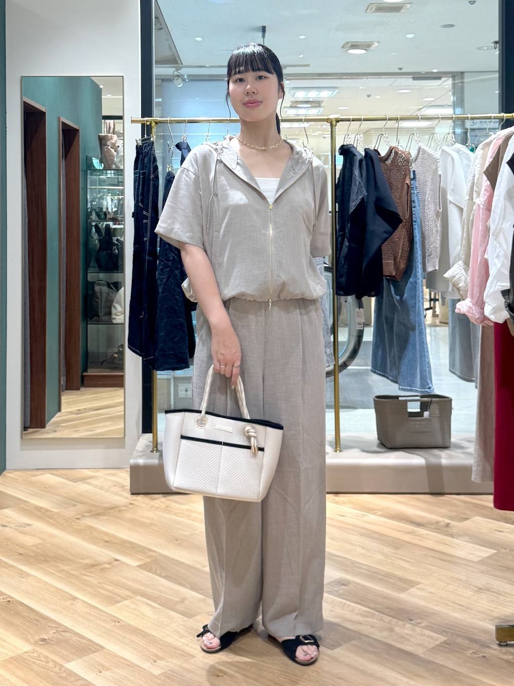 ホワイト系のトートバッグ、ベージュ系のその他パンツ、ベージュ系のブルゾンを着用したレディースの夏コーディネートの1枚目の写真