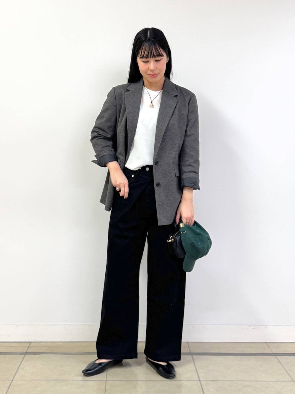 ブラック系のデニムパンツ、ブラウン系のテーラードジャケット、ブラック系のショルダーバッグを着用したレディースの秋コーディネートの1枚目の写真