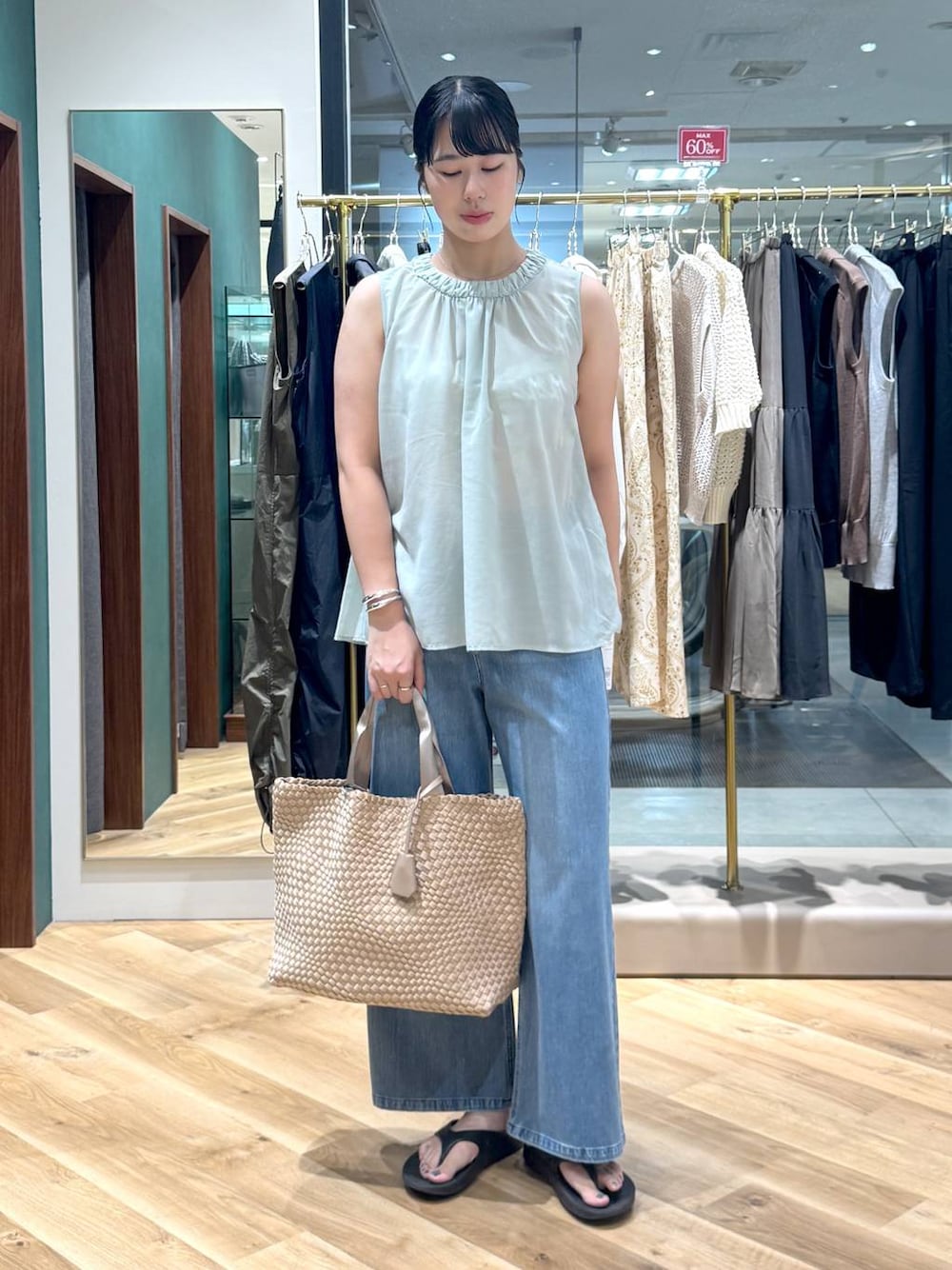 ブルー系のデニムパンツ、ベージュ系のトートバッグ、グリーン系のシャツ/ブラウスを着用したレディースの夏コーディネートの1枚目の写真
