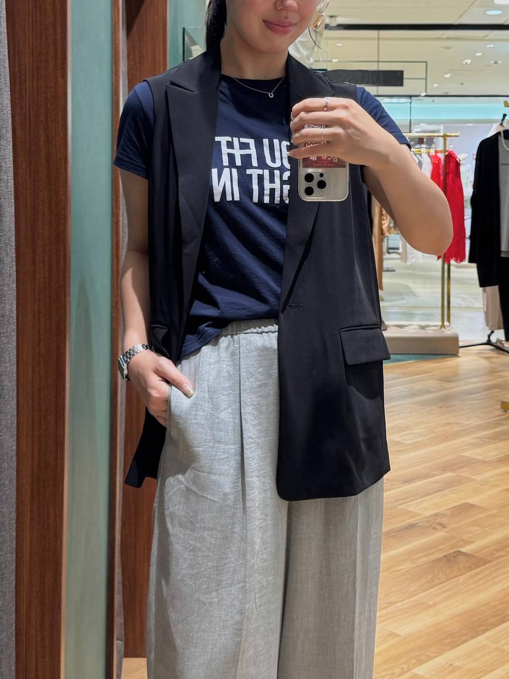 ブルー系のTシャツ/カットソー、グレー系のその他パンツ、ブラック系のベストを着用したレディースの夏コーディネートの1枚目の写真