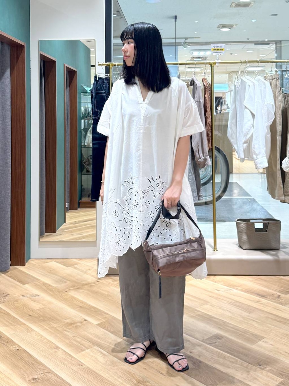 グレー系のその他パンツ、ブラウン系のボディバッグ/ウエストポーチ、ホワイト系のワンピースを着用したレディースの夏コーディネートの1枚目の写真