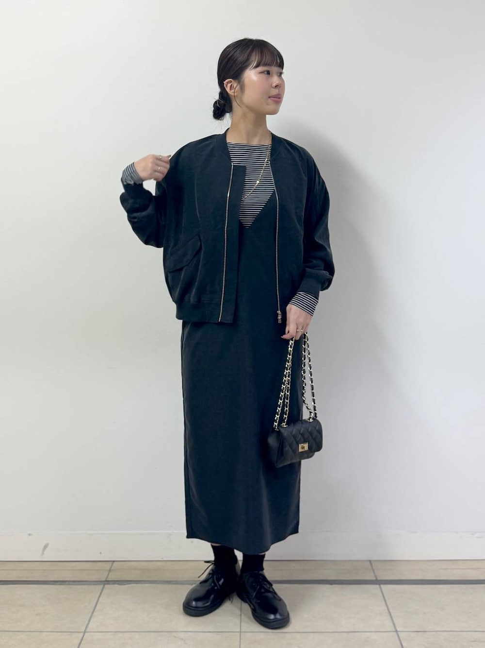 ブラック系のTシャツ/カットソー、ブラック系のワンピース、ベージュ系のその他アウターを着用したレディースの秋コーディネートの1枚目の写真
