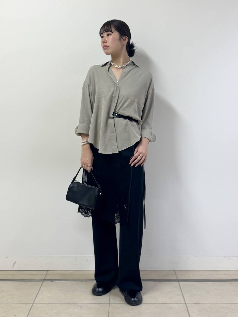 ブラック系のハンドバッグ、ベージュ系のシャツ/ブラウス、ブラック系のその他パンツを着用したレディースの秋コーディネートの1枚目の写真