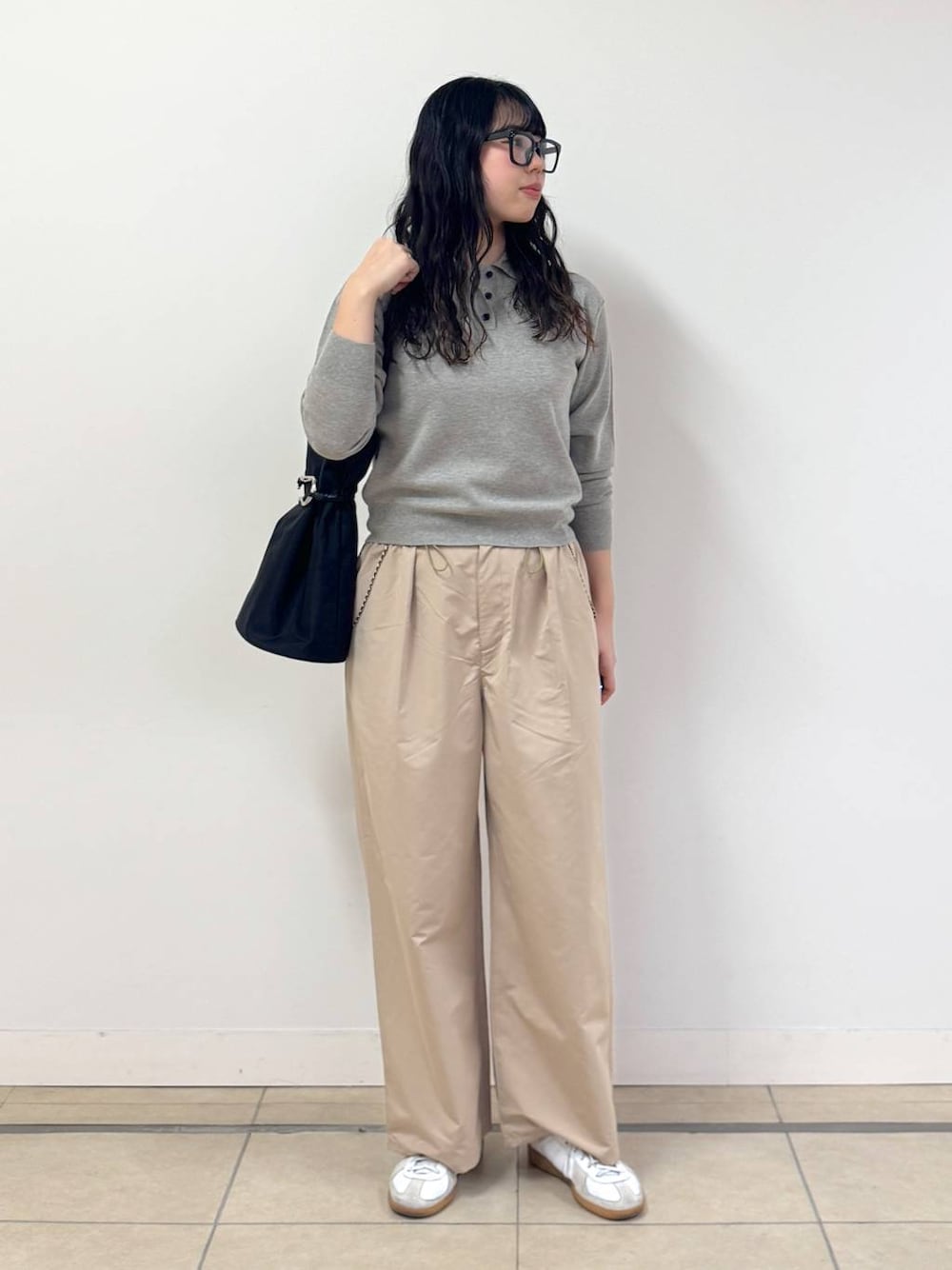 ベージュ系のニット/セーター、ベージュ系のその他パンツ、ブラック系のトートバッグを着用したレディースの冬コーディネートの1枚目の写真